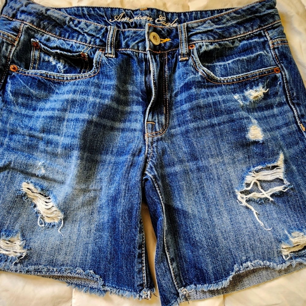 American Eagle distressed jean shorts size 6